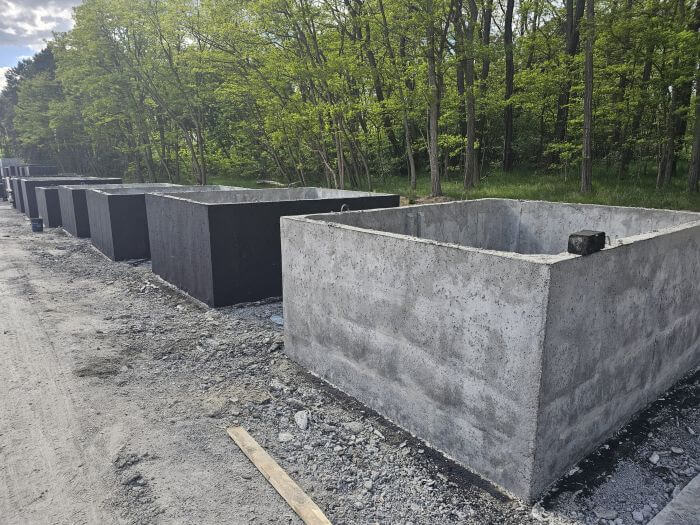 Plac produkcyjny z szambami betonowymi Jastrzębia Góra gotowymi do transportu